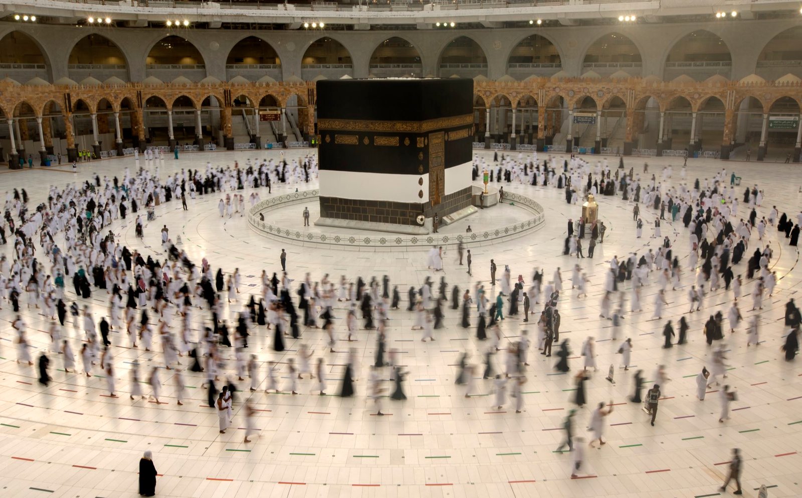 Pilgrims at the Kaaba, Masjid al-Haram in Makkah — Golden Umrah